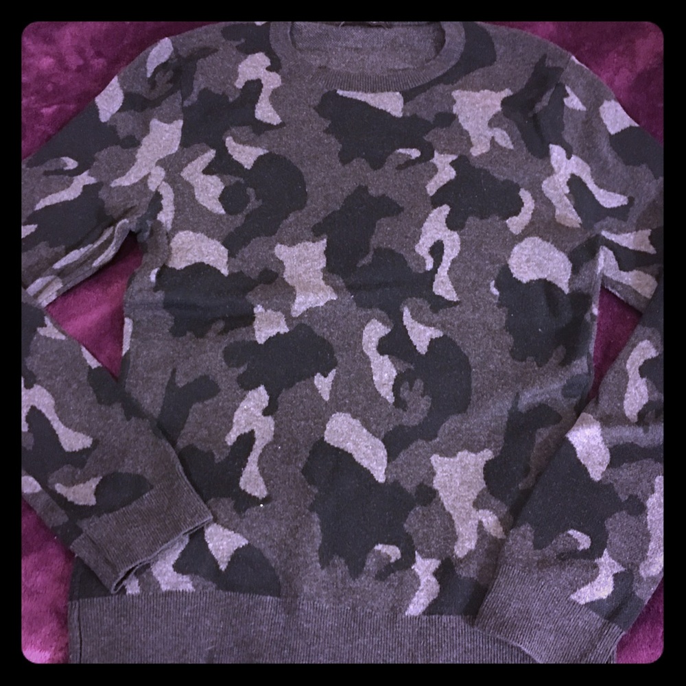 Banana Republic. Men’s Grey Camo Sweater.